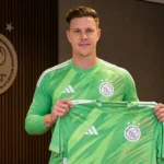 Marc-André ter Stegen presenteert het Ajax-doelmannenshirt tijdens een officiële clubvoorstelling.