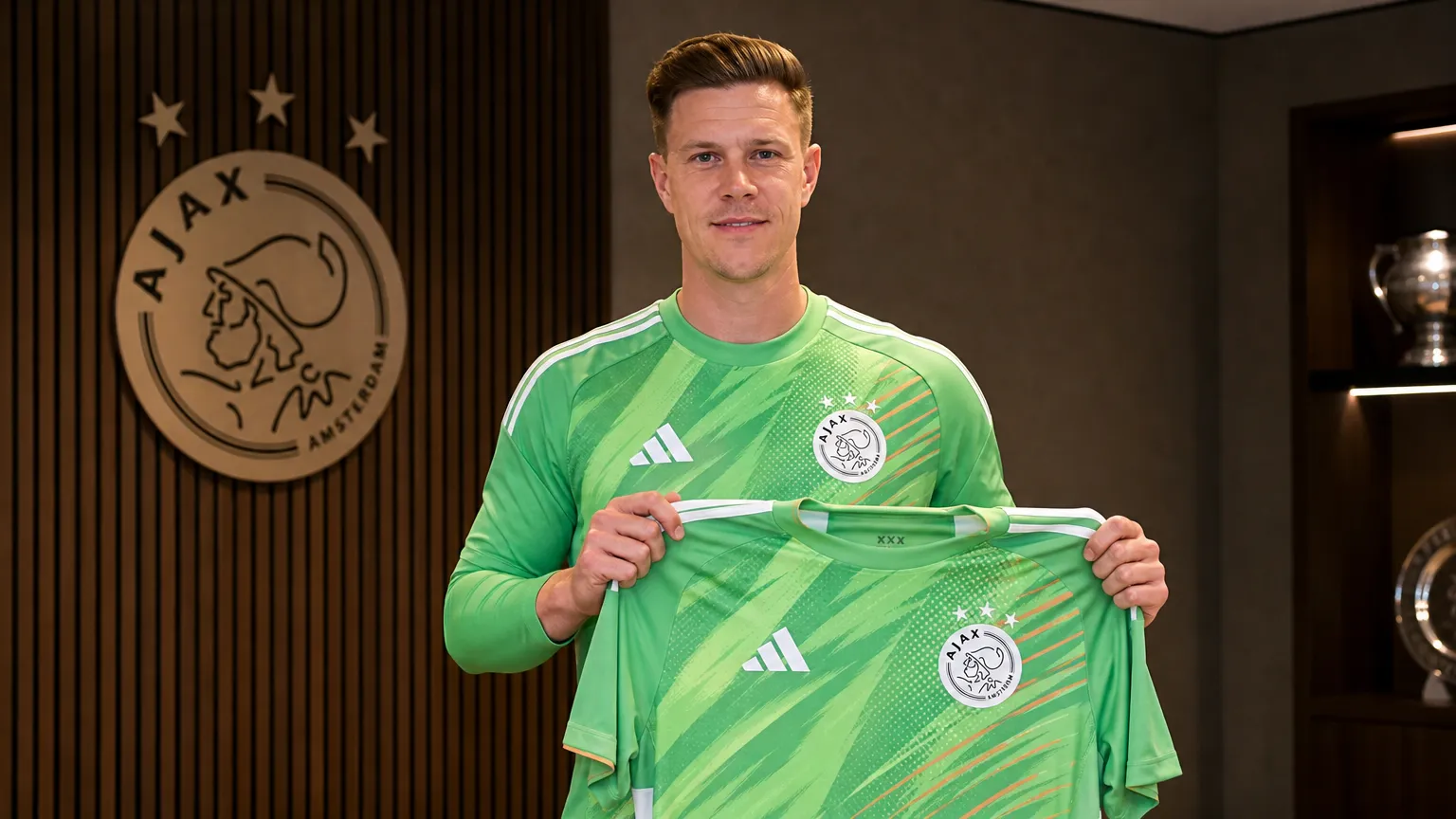 Marc-André ter Stegen presenteert het Ajax-doelmannenshirt tijdens een officiële clubvoorstelling.