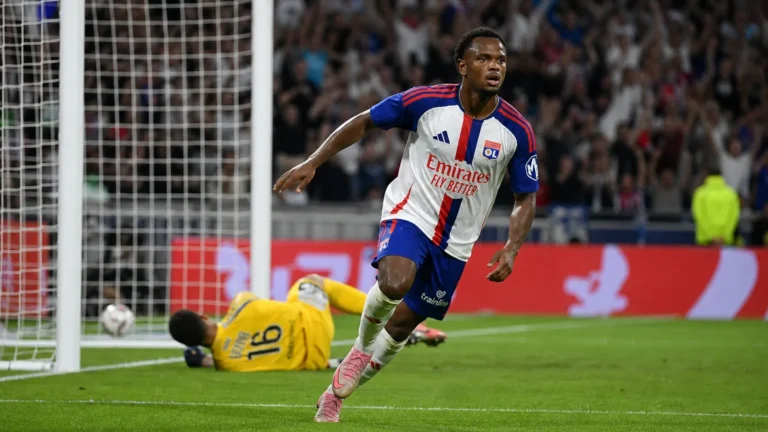 Loïs Openda van Lyon in actie na een hoekschop op het veld.