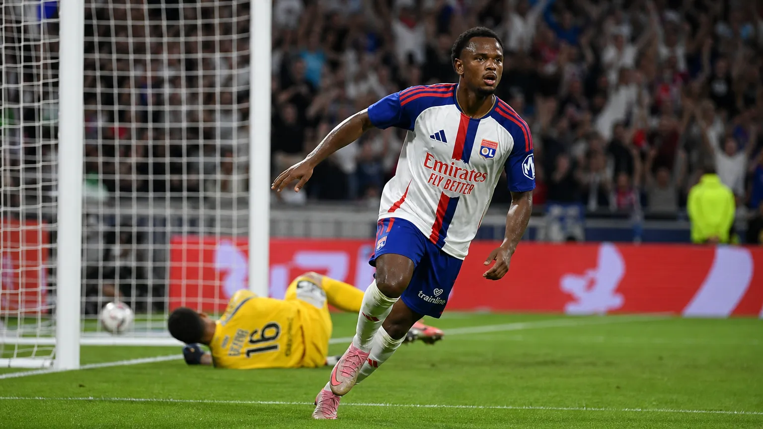 Loïs Openda van Lyon in actie na een hoekschop op het veld.