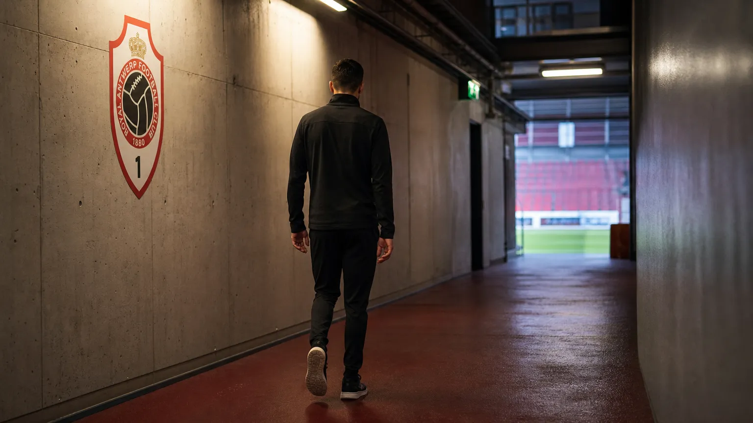 Een niet-herkenbare voetballer van achteren in een stadiontunnel van Royal Antwerp FC.