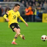 Kos Karetsas van Borussia Dortmund speelt een pass tijdens een Bundesliga-wedstrijd.