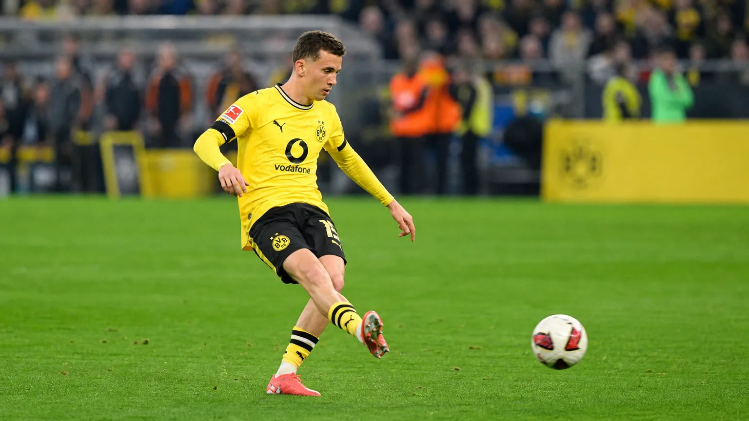 Kos Karetsas van Borussia Dortmund speelt een pass tijdens een Bundesliga-wedstrijd.