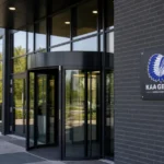 Ingang van het KAA Gent-clubgebouw met een discreet clublogo.