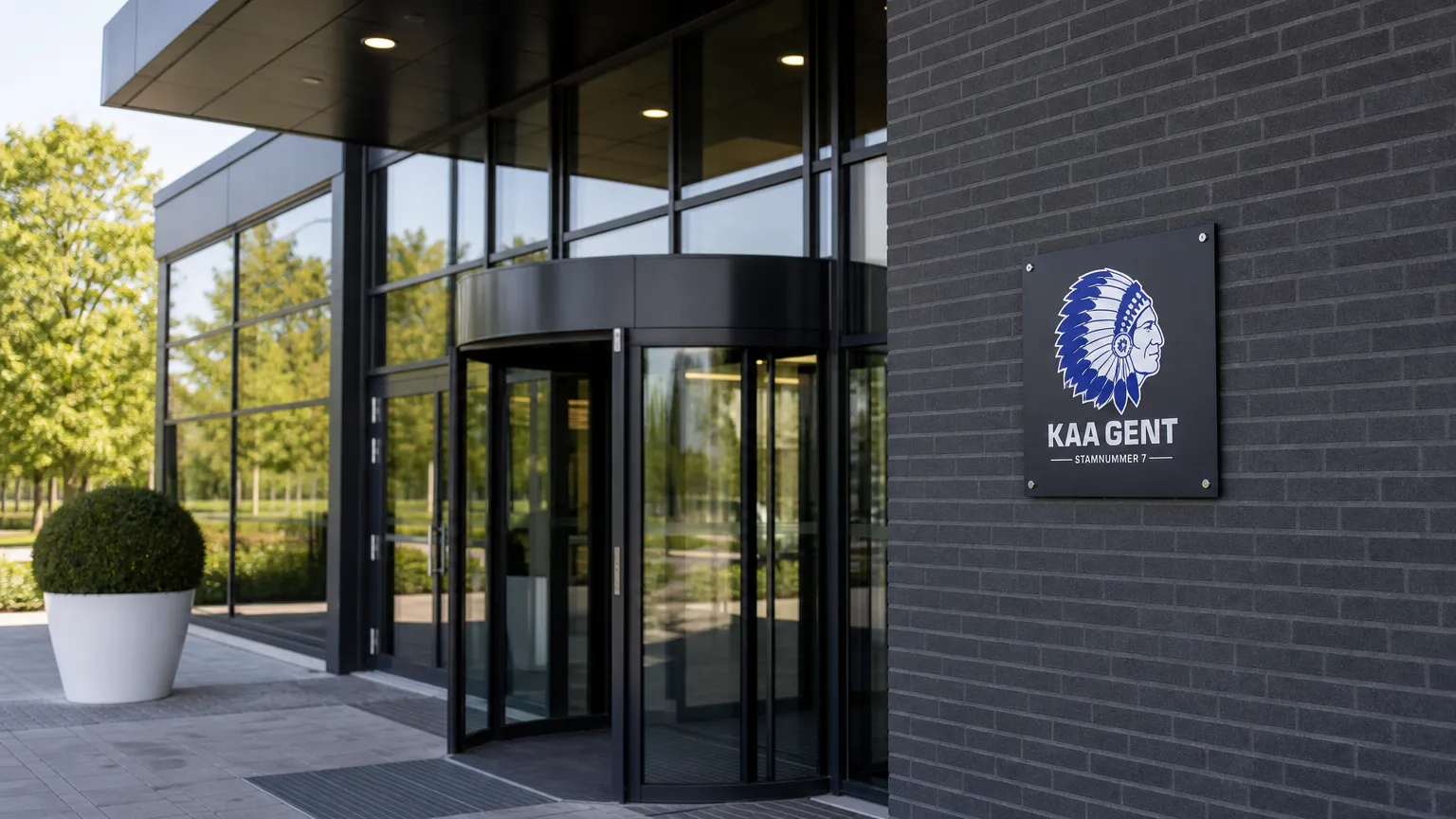 Ingang van het KAA Gent-clubgebouw met een discreet clublogo.