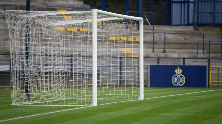 Het doelgebied van Union met een discreet clubbord langs het veld.