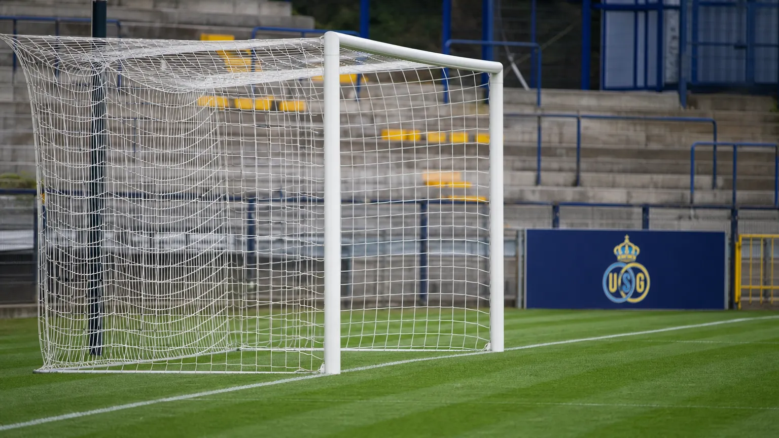 Het doelgebied van Union met een discreet clubbord langs het veld.