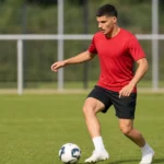 Matias Fernandez-Pardo tijdens een individuele oefensessie op een trainingsveld.