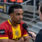 Myron Van Brederode spreekt na de wedstrijd met een reporter naast het veld.