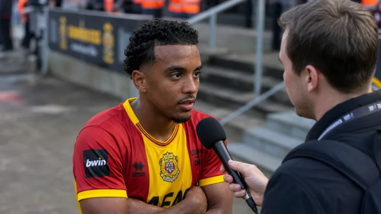 Myron Van Brederode spreekt na de wedstrijd met een reporter naast het veld.