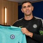 Emiliano Martinez poseert als nieuwe Chelsea-doelman tijdens zijn officiële voorstelling.