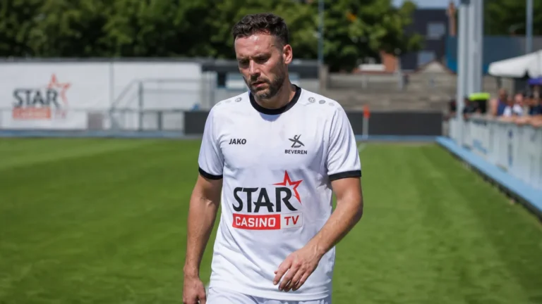 Birger Verstraete van OH Leuven stapt na de wedstrijd over het veld.