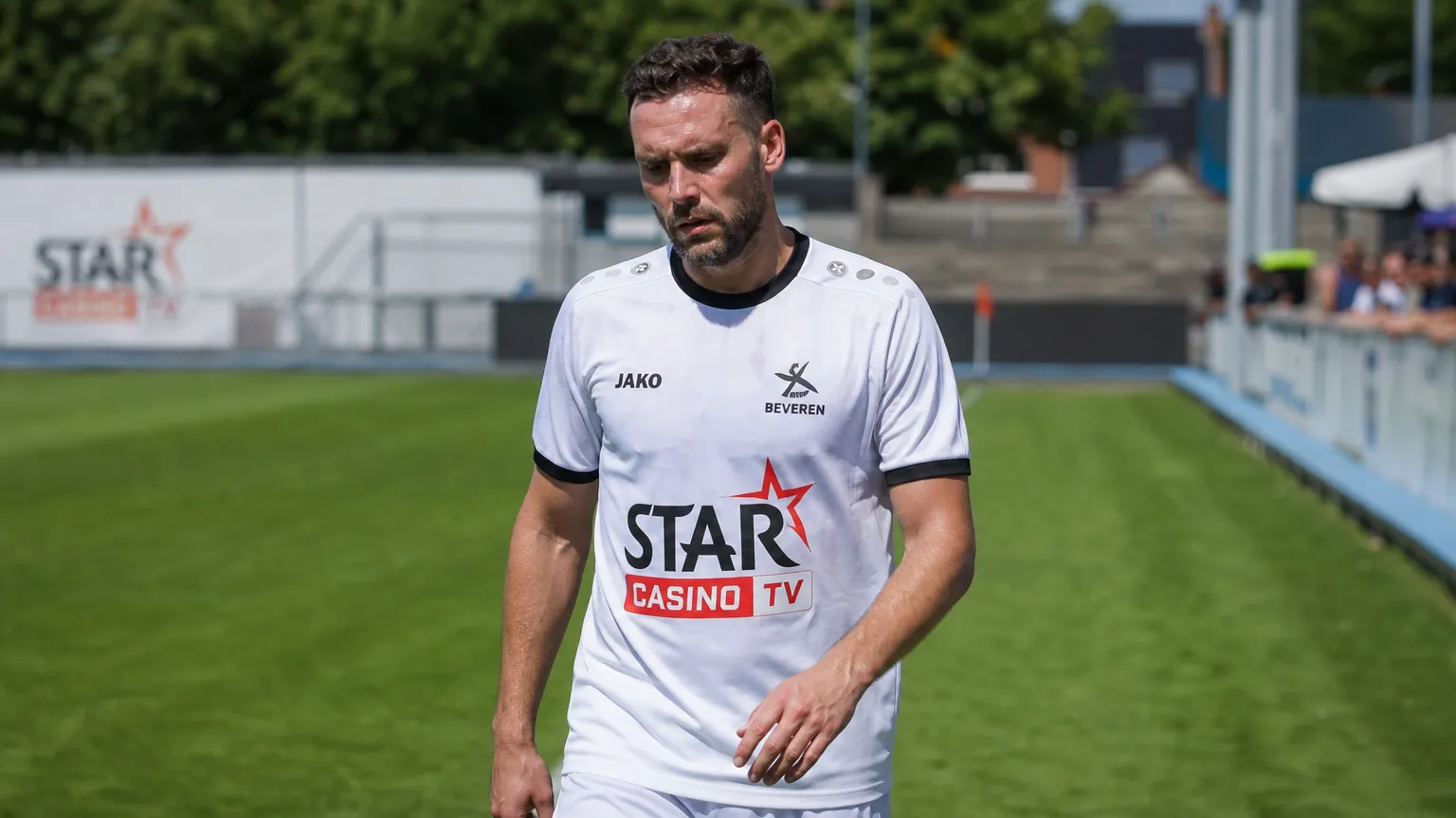 Birger Verstraete van OH Leuven stapt na de wedstrijd over het veld.