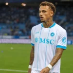 Noa Lang in het wedstrijdtenue van Napoli op het veld voor een Serie A-wedstrijd.