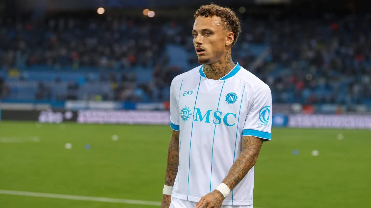 Noa Lang in het wedstrijdtenue van Napoli op het veld voor een Serie A-wedstrijd.