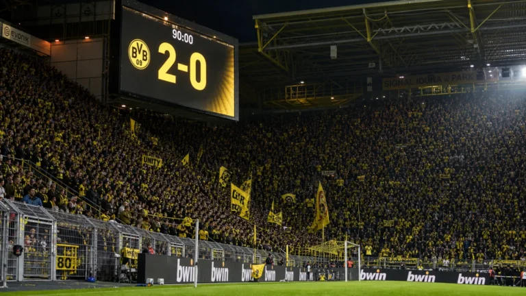 Verlicht scorebord in het stadion van Borussia Dortmund na een Bundesliga-thuiszege.