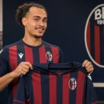 Arthur Theate poseert met een Bologna-shirt tijdens zijn officiële voorstelling.
