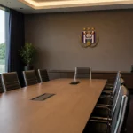 Een lege vergaderzaal in een clubgebouw met een discreet RSC Anderlecht-wanddetail.