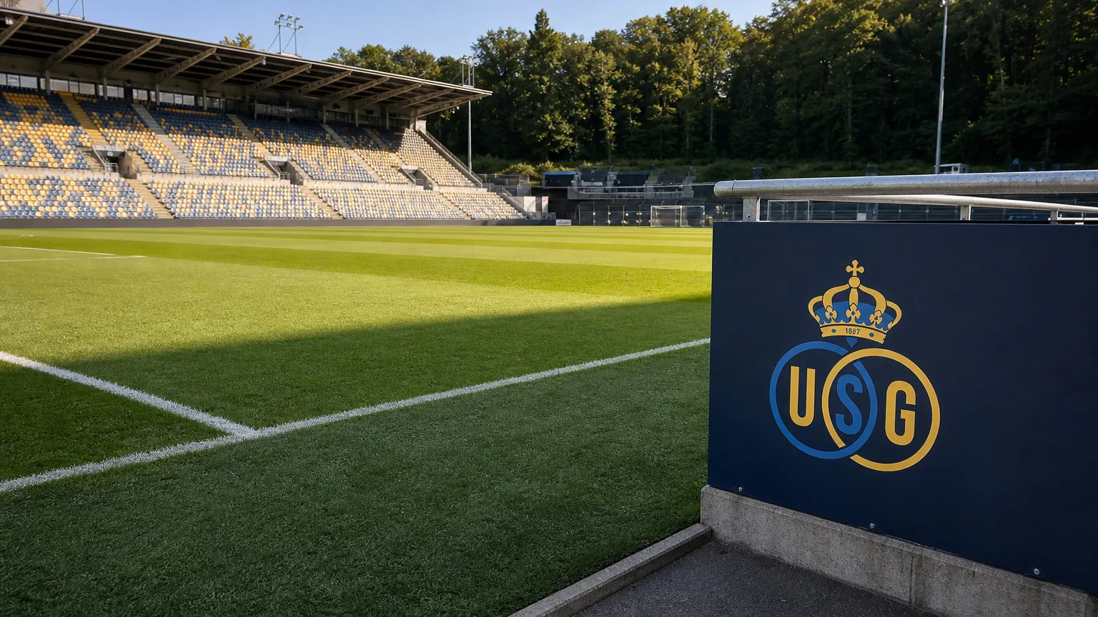 De zijlijn van het Joseph Marienstadion vlak voor een thuiswedstrijd van Union.