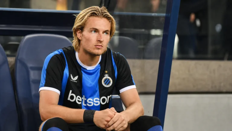 Romeo Vermant op de bank tijdens een wedstrijd van Club Brugge.