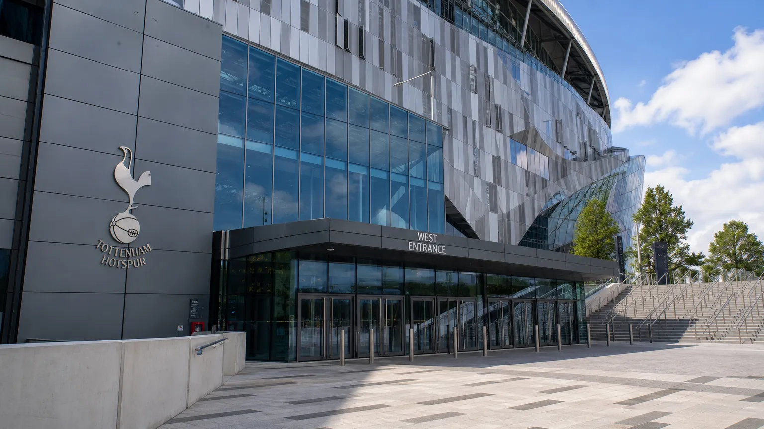 De ingang van het Tottenham Hotspur Stadium met een discreet clubembleem.