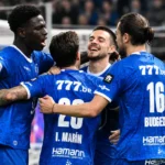 Een groep spelers van KAA Gent viert samen een doelpunt tijdens de wedstrijd.