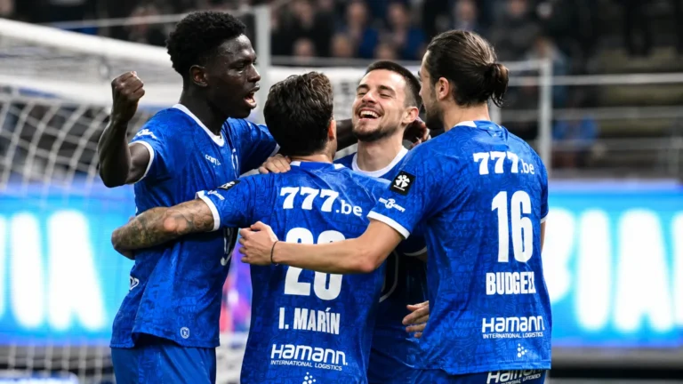 Een groep spelers van KAA Gent viert samen een doelpunt tijdens de wedstrijd.