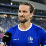 Christian Burgess van KAA Gent tijdens een interview aan de rand van het veld.