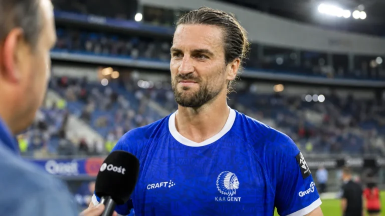Christian Burgess van KAA Gent tijdens een interview aan de rand van het veld.