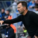 Ivan Leko geeft langs de zijlijn aanwijzingen tijdens een wedstrijd van Club Brugge.