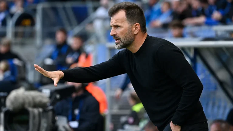 Ivan Leko geeft langs de zijlijn aanwijzingen tijdens een wedstrijd van Club Brugge.