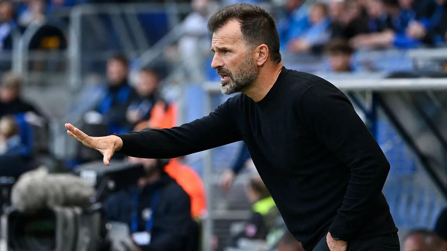Ivan Leko geeft langs de zijlijn aanwijzingen tijdens een wedstrijd van Club Brugge.