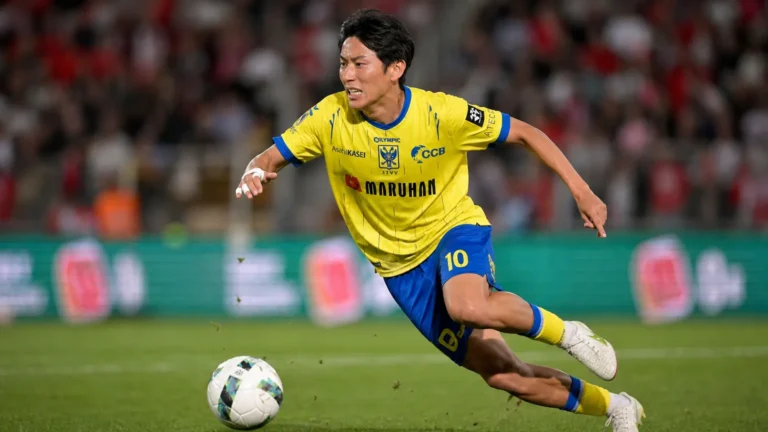 Een STVV-speler in geel tijdens een duel op de Bosuil.