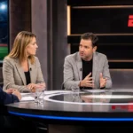 Een voetbaltelevisiestudio tijdens een live analyse met een discreet ESPN-logo op de achtergrond.