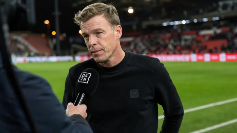 Vincent Euvrard geeft na de wedstrijd een reactie naast het veld.
