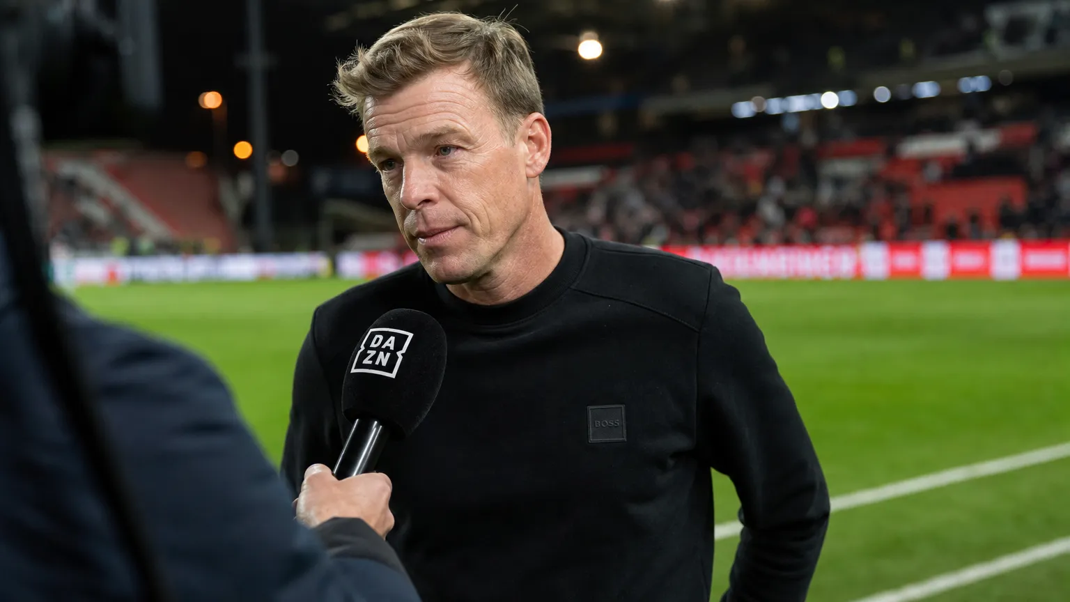 Vincent Euvrard geeft na de wedstrijd een reactie naast het veld.