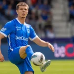Jarne Steuckers van KRC Genk in actie op het voetbalveld.