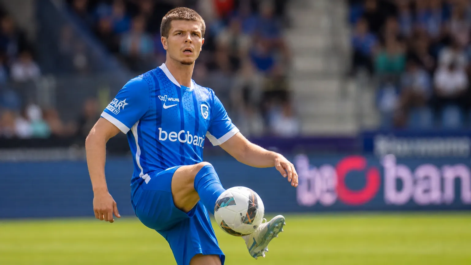 Jarne Steuckers van KRC Genk in actie op het voetbalveld.