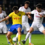 Spelers van Westerlo en Zulte Waregem in duel tijdens een competitiewedstrijd.