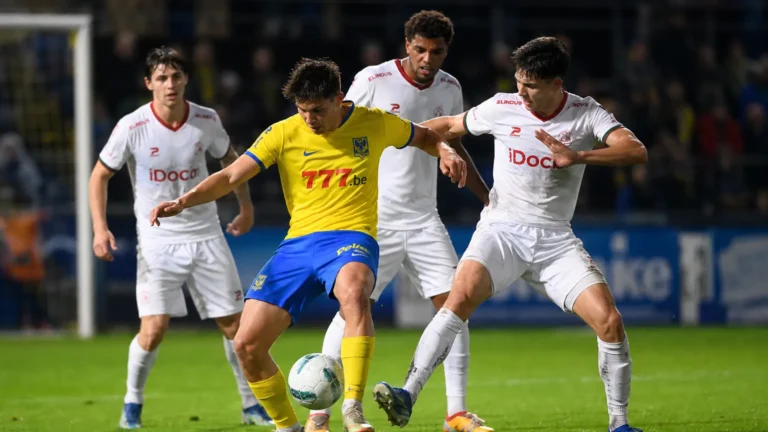 Spelers van Westerlo en Zulte Waregem in duel tijdens een competitiewedstrijd.