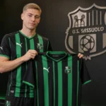 Ignace Van der Brempt poseert met het Sassuolo-shirt tijdens een officiële clubpresentatie.