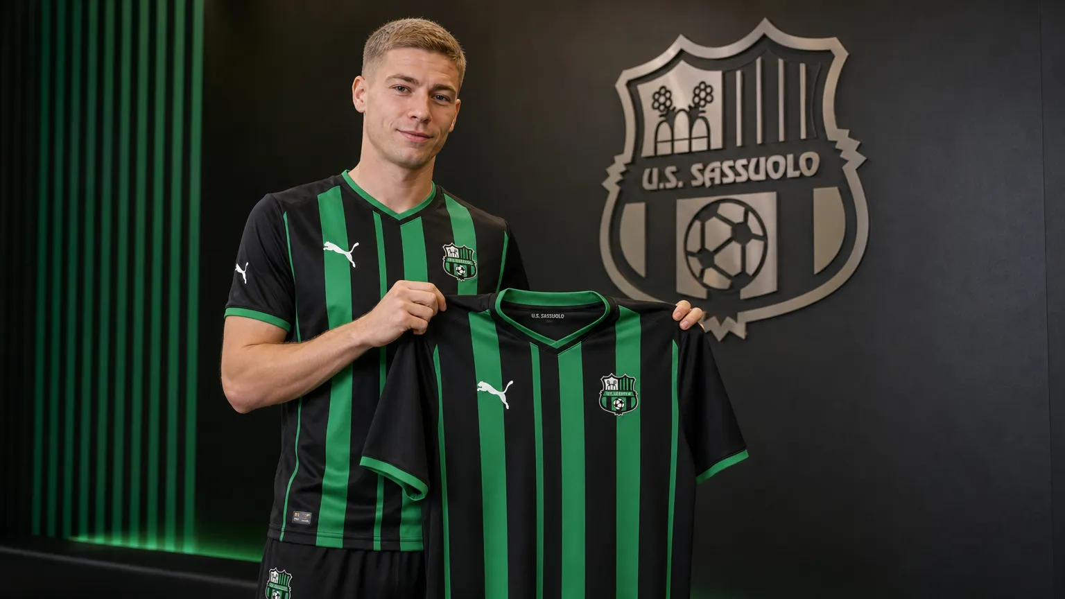 Ignace Van der Brempt poseert met het Sassuolo-shirt tijdens een officiële clubpresentatie.