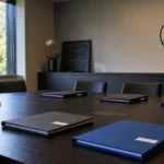 Een lege administratieve vergaderruimte van Club Brugge met een discreet clubembleem aan de wand.