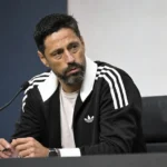Vitor Bruno spreekt na een wedstrijd in de perszaal.