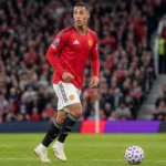 Youri Tielemans in het rode tenue van Manchester United tijdens een wedstrijd
