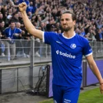 Christian Burgess van KAA Gent viert na afloop voor het bezoekersvak.