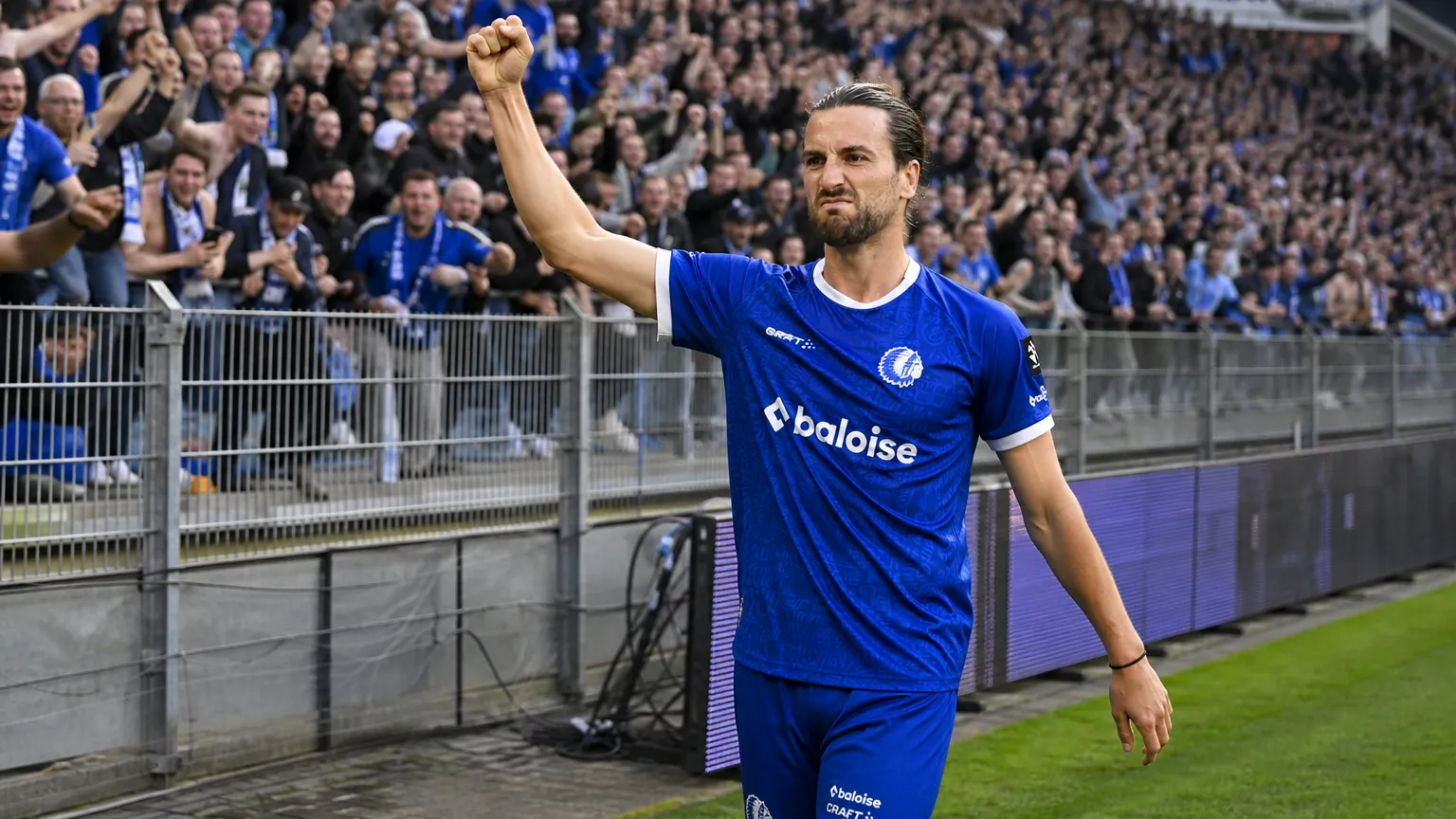 Christian Burgess van KAA Gent viert na afloop voor het bezoekersvak.