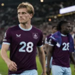 Zian Flemming in een Burnley-wedstrijdshirt aan de rand van het veld.