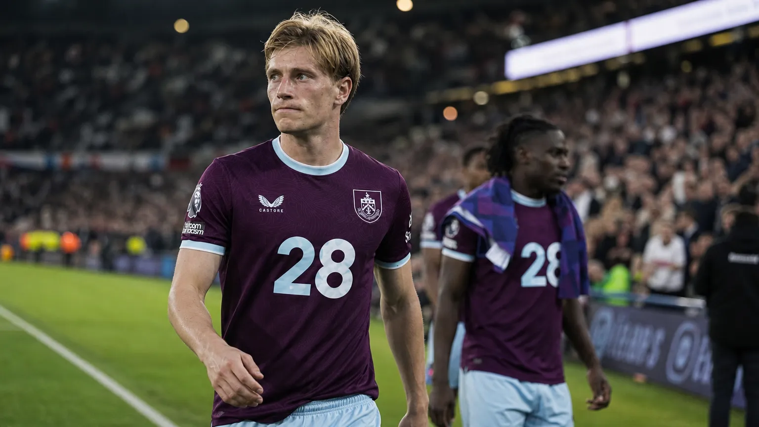 Zian Flemming in een Burnley-wedstrijdshirt aan de rand van het veld.