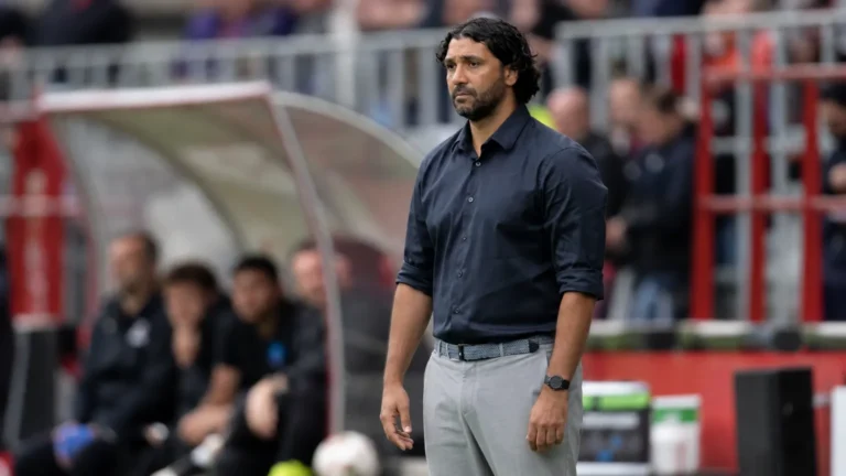 Marvin Compper langs de zijlijn in een donker hemd.